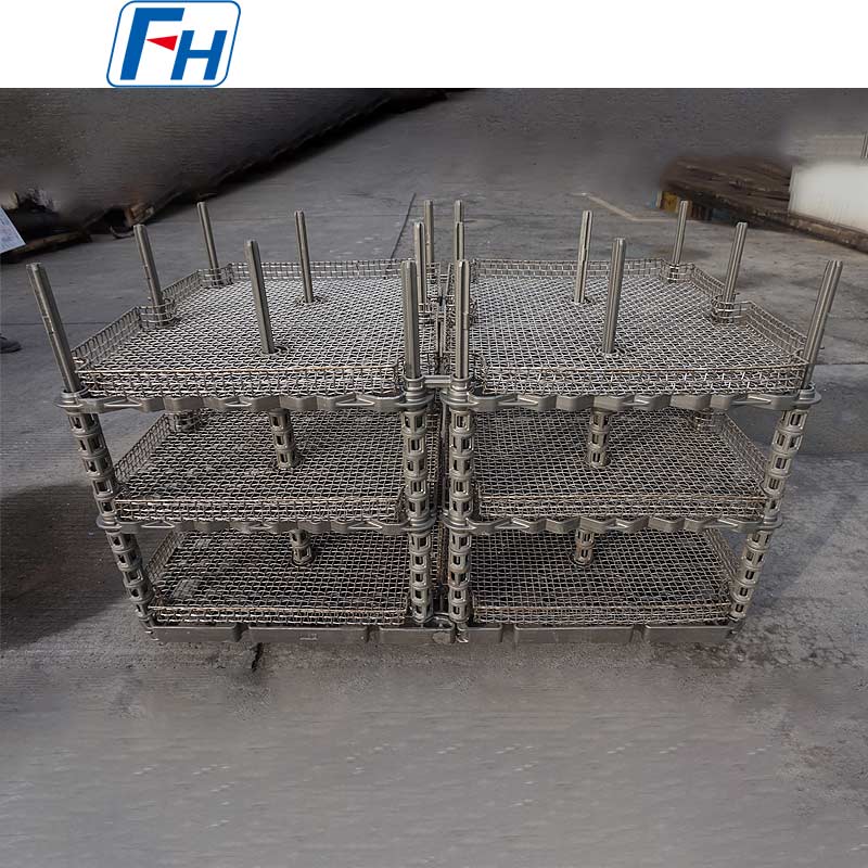 Pallet in acciaio con dispositivo per il trattamento termico del cestello in rete metallica per ricottura e rinvenimento