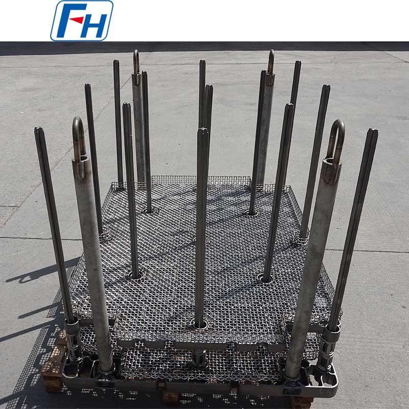 Quali sono le differenze tra i cestelli per trattamento termico in rete metallica e quelli in lamiera solida?